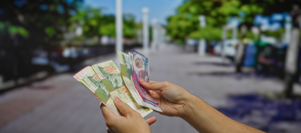 Person holding Hong Kong dollar notes