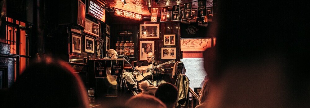 Live music in an Irish pub by Loris Boulinguez