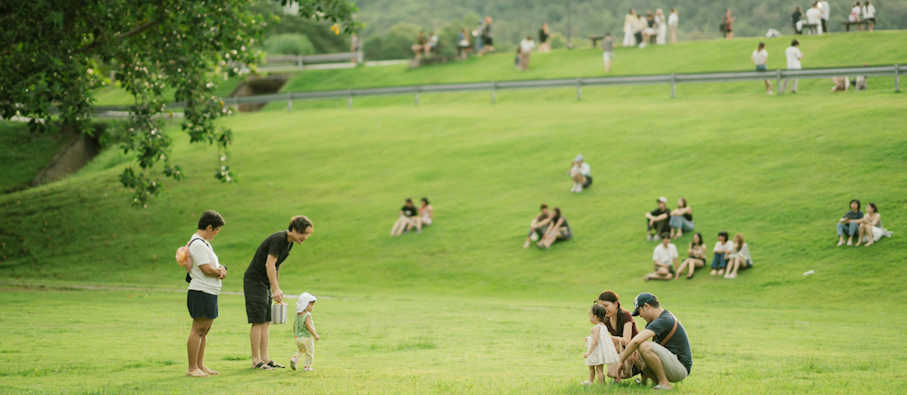 Families at Ang Kaew Reservoir in Chiang Mai, Thailand, by Oannob A on Unsplash.